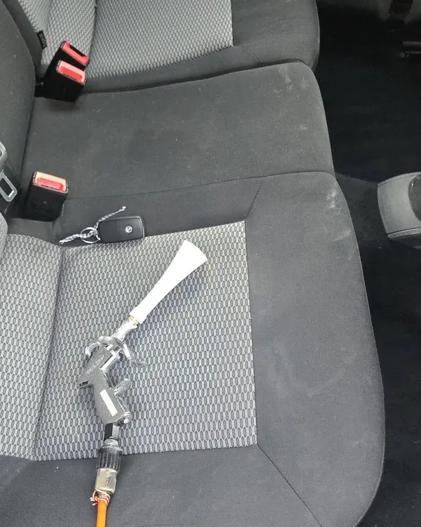 Banquette arrière de VW Polo avant nettoyage