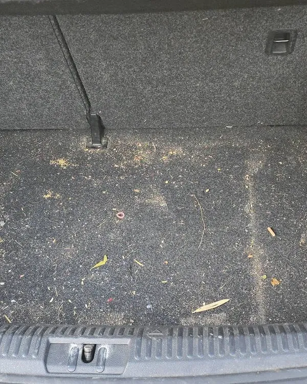 Coffre de VW Polo avant nettoyage