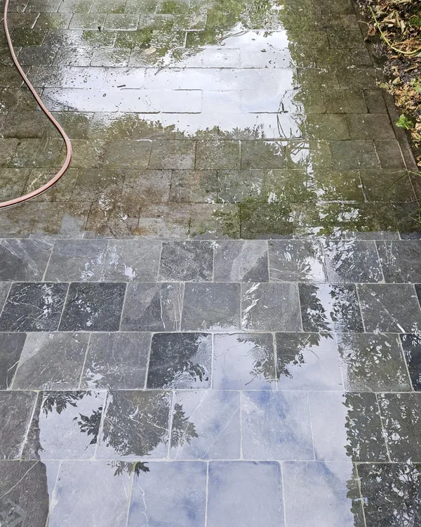 La même terrasse pendant le nettoyage haute pression
