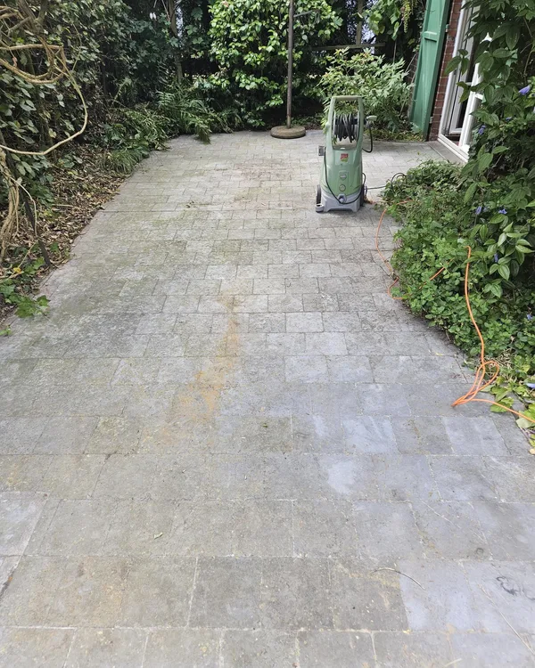 Terrasse en dalles encrassée avant nettoyage